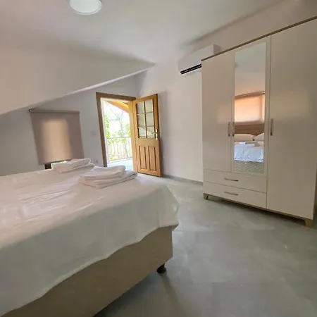 Mulberry House * داليان